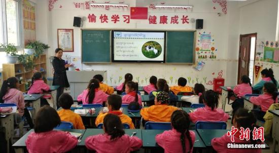资料图:教师给学生上课。 刘忠俊 摄 资料图:教师给学生上课。 刘忠俊 摄